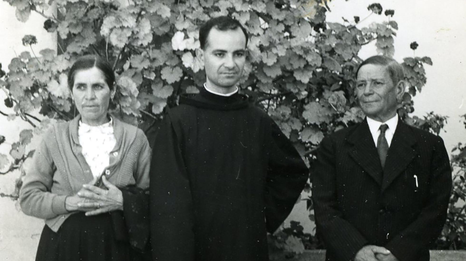 No Telhal, com os pais, na altura da Ordenação. 1960